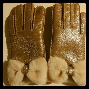 Ugg Classic Bow Gloves - Slightly Used